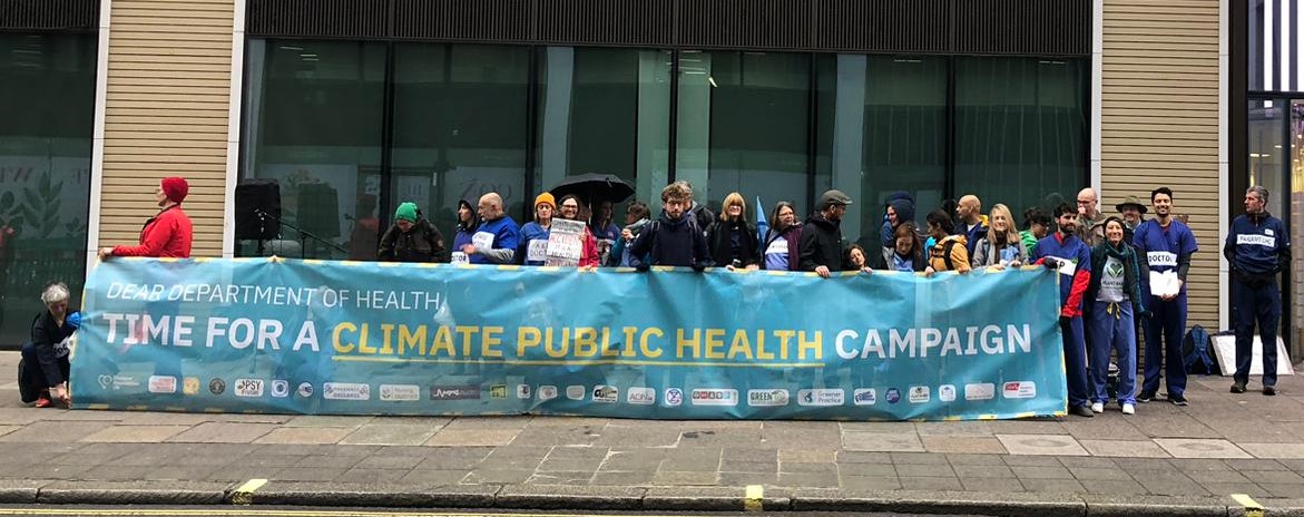Health professionals  - representing 26 health groups - are outside the Department for Health now calling for a public health campaign on climate change. See our letter to Steve Barclay in the BMJ today bmj.com/content/381/bm… <a href="/bmj_latest/">The BMJ</a>
 <a href="/CSkidmoreUK/">Rt Hon Chris Skidmore</a> #ClinicalPsychologists