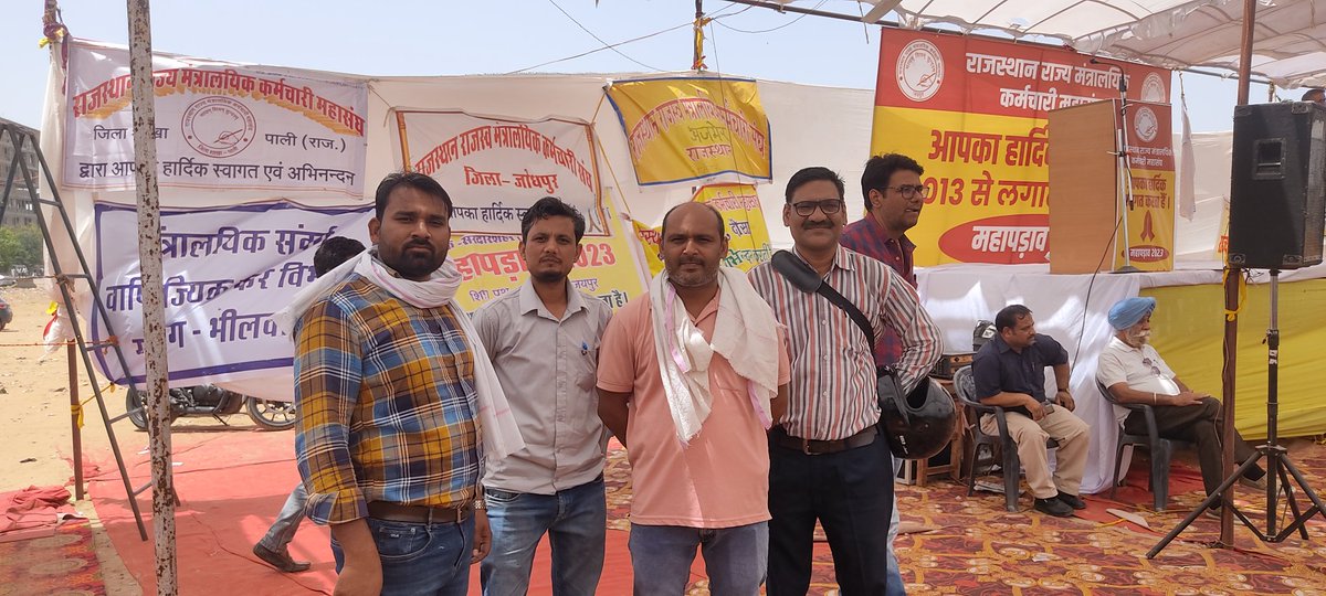 JoliaDeendayal's tweet photo. #UDC_GRADE_PAY_3600
मंत्रालयिक कर्मचारी शिप्रापथ जयपुर पर महापड़ाव में मुख्यमंत्री जी सुनो पुकार https://t.co/0LrpRwKCRp
