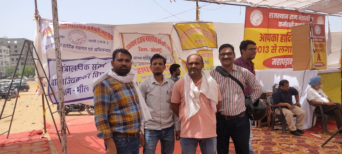 JoliaDeendayal's tweet photo. #UDC_GRADE_PAY_3600
मंत्रालयिक कर्मचारी शिप्रापथ जयपुर पर महापड़ाव में मुख्यमंत्री जी सुनो पुकार https://t.co/0LrpRwKCRp