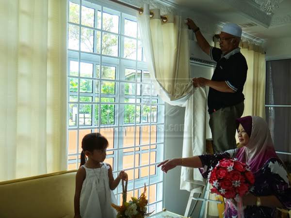 MC1102E's tweet photo. Preparing for Hari Raya: After a month of fasting, Muslims celebrate Hari Raya as a day of their victory.

A THREAD : Aidilfitri Preparation

By: SYASYA NABILAH BINTI MAHADI

Matrix Number: 2022810146

#COM201MC1102E
#RayaAidilfitri2023 
#SalamAidilfitri
#MC1102E
#COM201 https://t.co/fENErPtk13