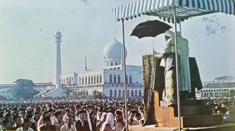 VinoGBastian__'s tweet photo. #BuyaHamka saat memberikan Khotbah sholat Idul Fitri tahun 1977 di mesjid Al-Azhar Kebayoran Jakarta. 

(Sumber Panji Masyarakat) https://t.co/yv14IGieau
