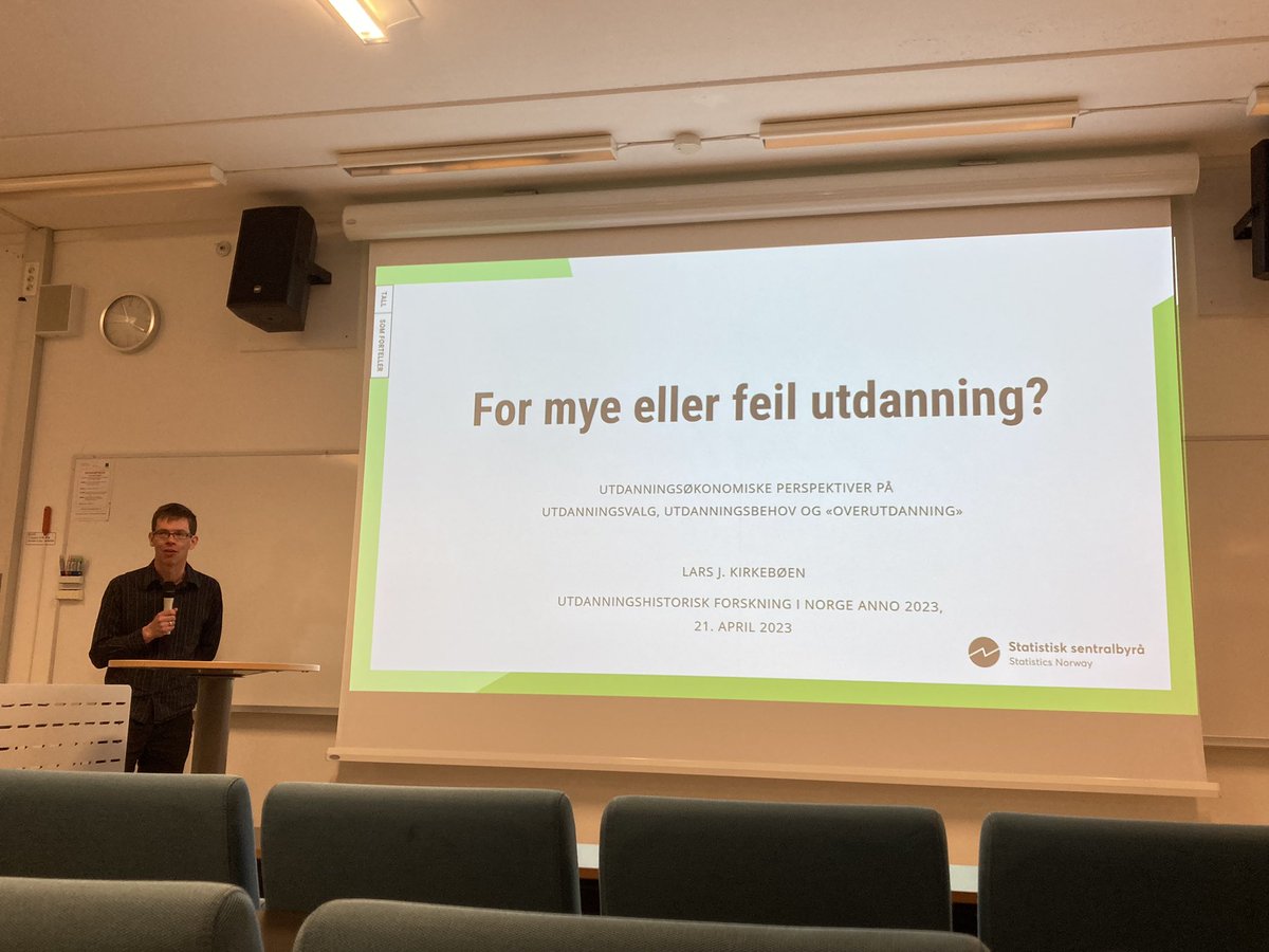«Når økonomer jobber tverrfaglig blir vi beskyldt for imperialisme». Lars Kirkebøens starter friskt og humoristisk på foredraget om «For mye eller feil utdanning?». Temaene utdanningsøkonomi, overutdanning og utdanningsvalg står på planen. @ssbnytt <a href="/OsloMet/">OsloMet</a> <a href="/USN_info/">USN</a> #uthist23