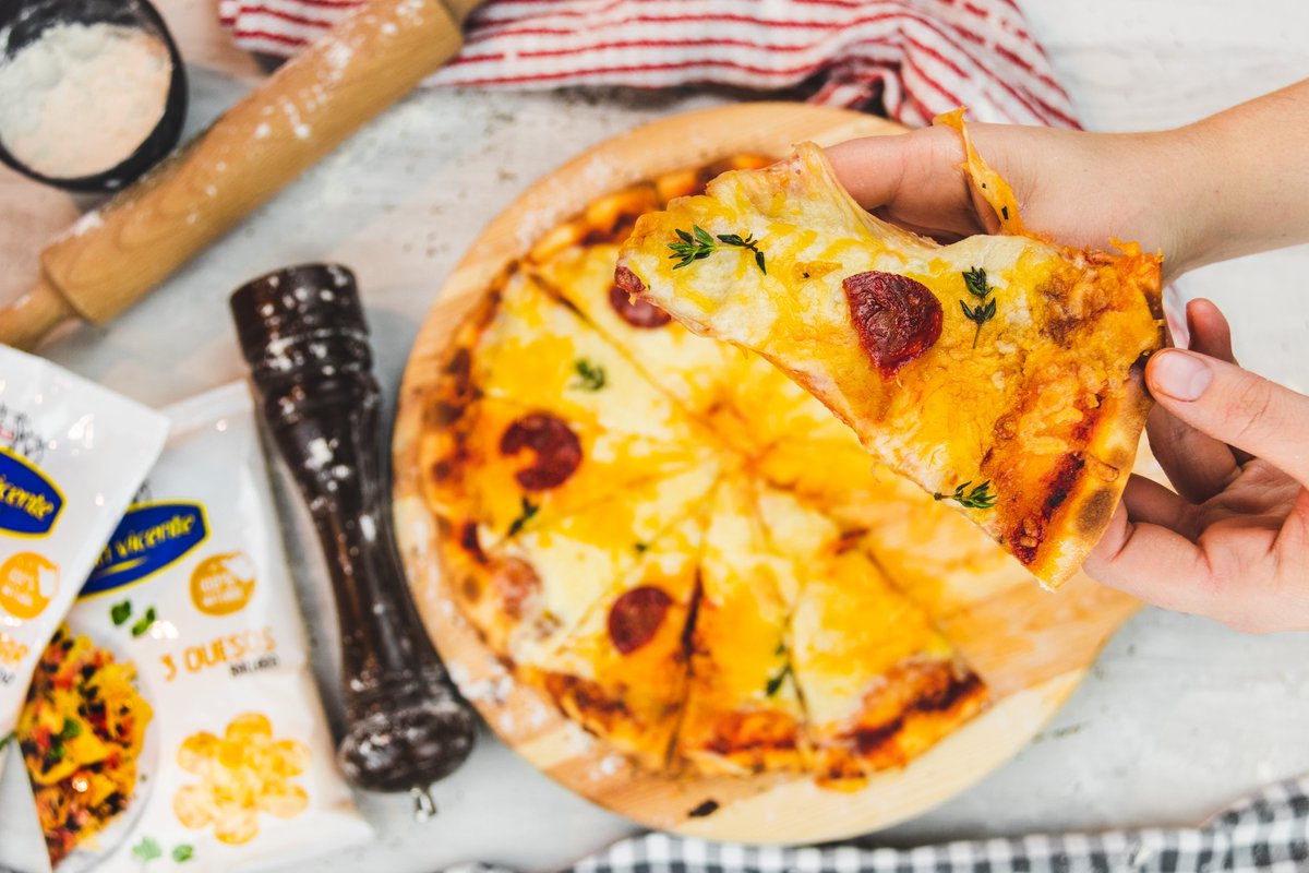 Es viernes y el cuerpo pide… ¡pizza! Prueba mezclando los quesos rallados de Millán Vicente que más te gusten: Mozzarella o Emmental.
