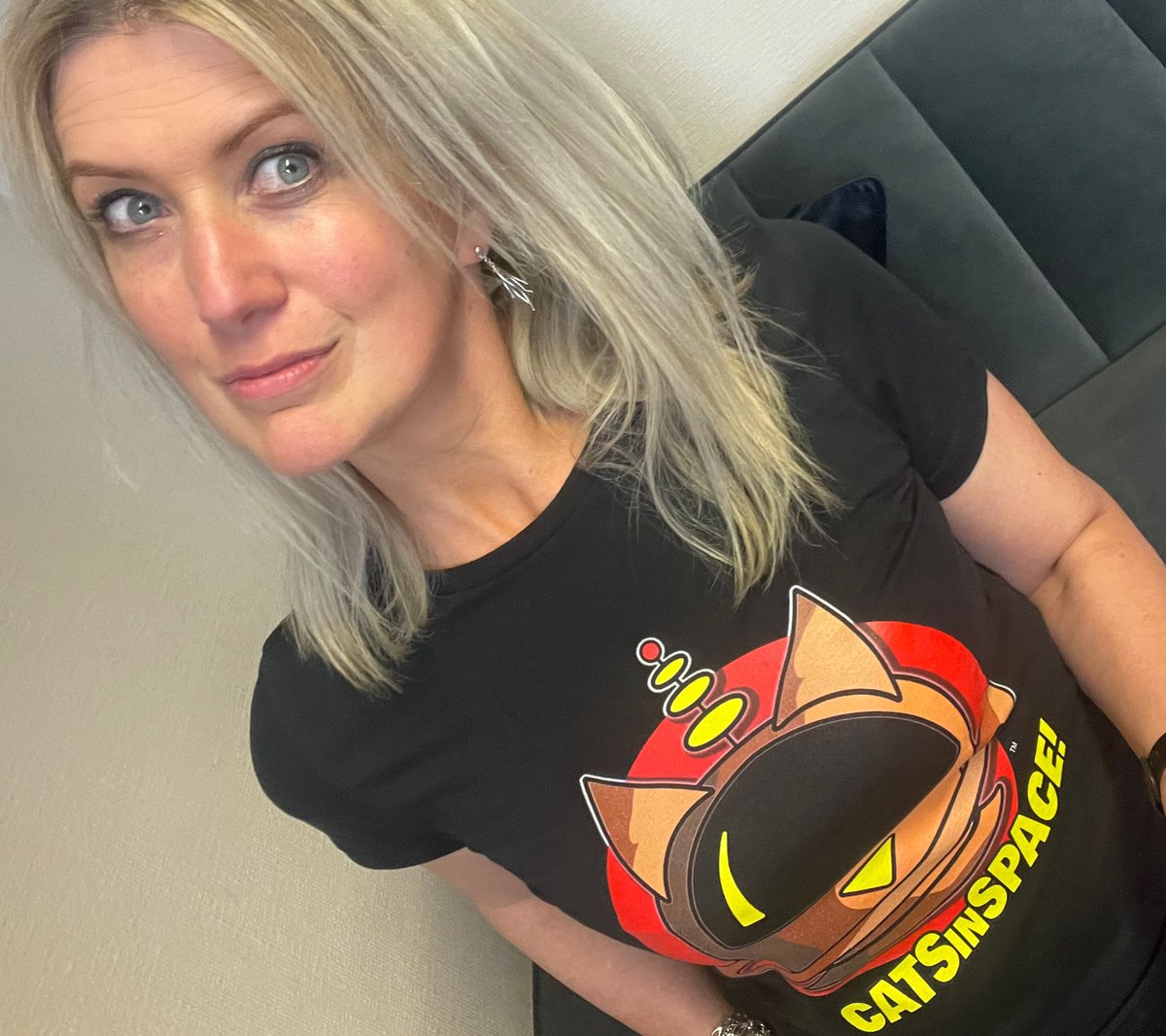 FeeebsC's tweet photo. #bandteefriday and new tees from @CATSinSPACEband with the #retropod design! Which to wear…?!?!
If you fancy ordering a tee, the link is here…https://t.co/TkU8BPwehP https://t.co/hdtaKjcP9q