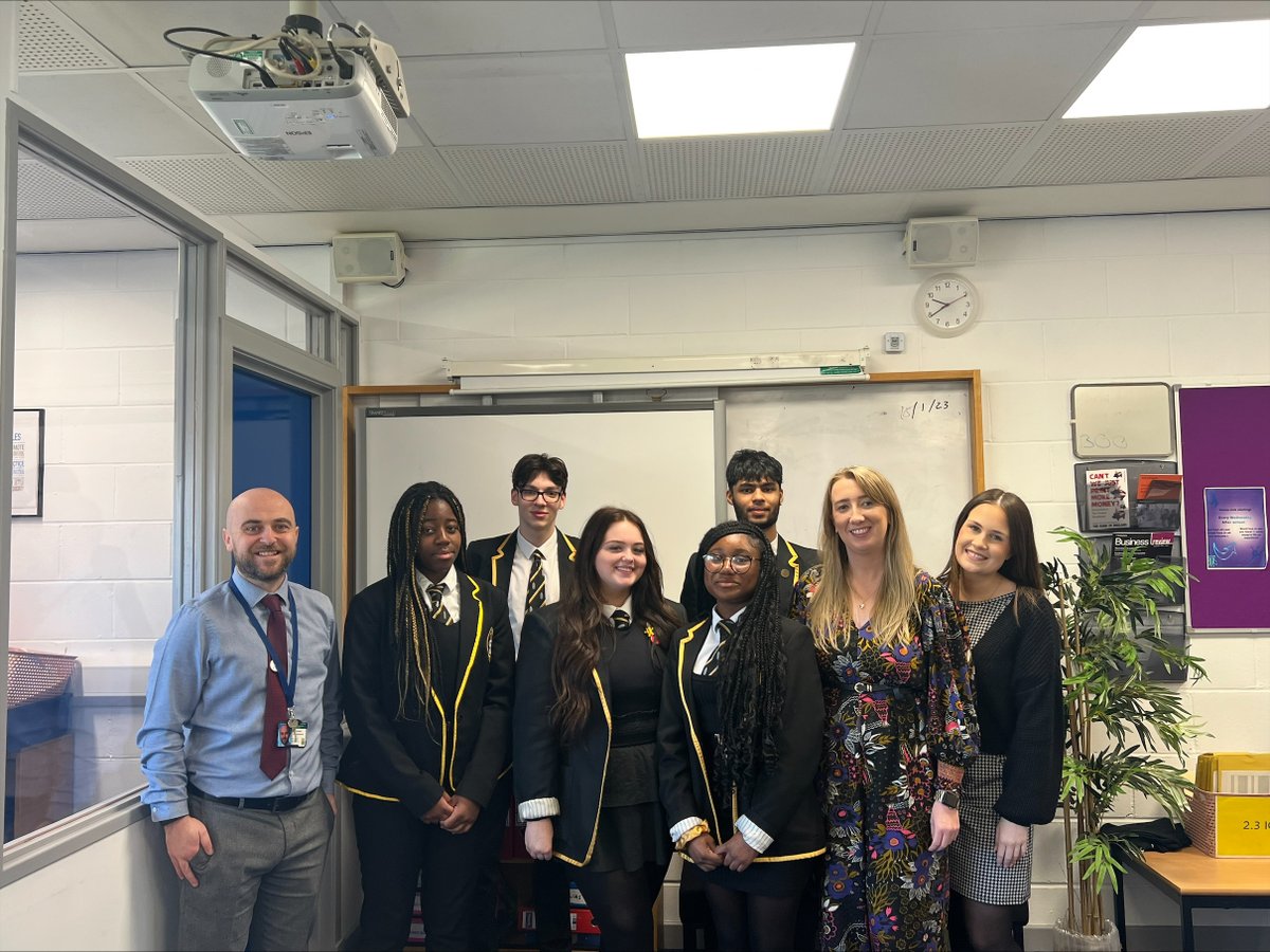 StMungosBWHouse's tweet photo. All smiles for the final week with S6 in W1 tutor class! @StMungosAcademy https://t.co/cSGLYWOiLm
