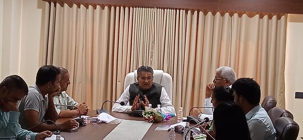 DdoGirsomnath's tweet photo. આજ રોજ માન. મંત્રીશ્રી રાઘવજીભાઈ પટેલેએ અધિકારીશ્રીઓ અને પદાધિકારીશ્રીઓ સાથે જિલ્લાના વિવિધ વિકાસ કામોની સમીક્ષા બેઠક યોજી સાથે યોગ્ય માર્ગદર્શન આપ્યું.
#STSangamam 
@PMOIndia @CMOGuj @skumar_76 https://t.co/NYZIn0pI9i