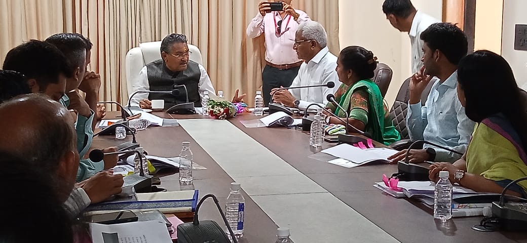 DdoGirsomnath's tweet photo. આજ રોજ માન. મંત્રીશ્રી રાઘવજીભાઈ પટેલેએ અધિકારીશ્રીઓ અને પદાધિકારીશ્રીઓ સાથે જિલ્લાના વિવિધ વિકાસ કામોની સમીક્ષા બેઠક યોજી સાથે યોગ્ય માર્ગદર્શન આપ્યું.
#STSangamam 
@PMOIndia @CMOGuj @skumar_76 https://t.co/NYZIn0pI9i