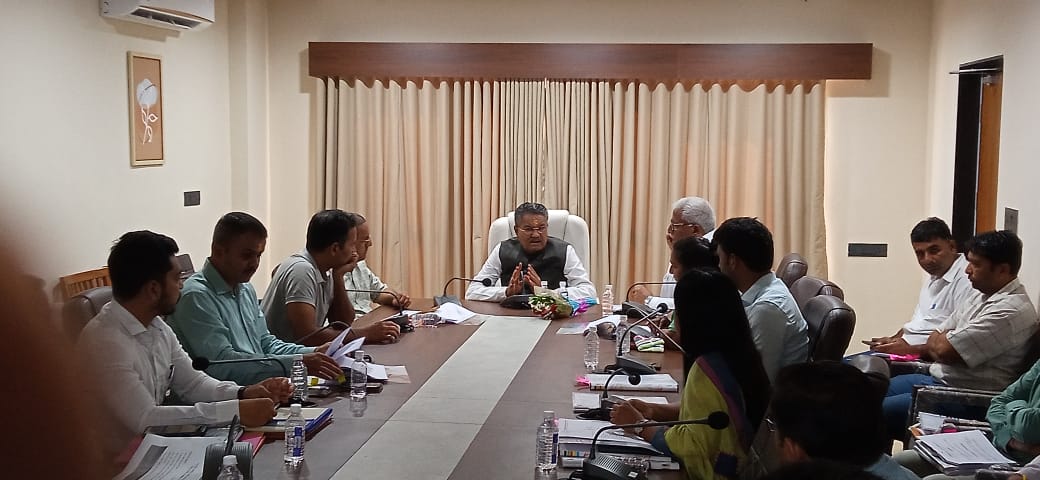 DdoGirsomnath's tweet photo. આજ રોજ માન. મંત્રીશ્રી રાઘવજીભાઈ પટેલેએ અધિકારીશ્રીઓ અને પદાધિકારીશ્રીઓ સાથે જિલ્લાના વિવિધ વિકાસ કામોની સમીક્ષા બેઠક યોજી સાથે યોગ્ય માર્ગદર્શન આપ્યું.
#STSangamam 
@PMOIndia @CMOGuj @skumar_76 https://t.co/NYZIn0pI9i
