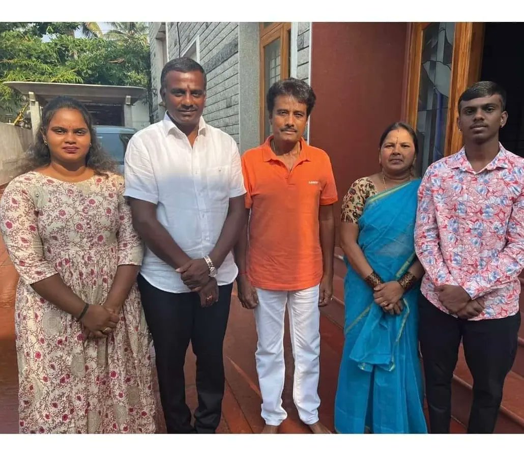 Csrinivas_BJP's tweet photo. ರಾಜ್ಯ ವಿಧಾನಸಭಾ ಚುನಾವಣೆ ನಿಮಿತ್ತ ಆನೇಕಲ್ ವಿಧಾನಸಭಾ ಕ್ಷೇತ್ರದ ಪ್ರಭಾವಿ ನಾಯಕರು ಹಾಗೂ ನಿವೃತ್ತ ಐಎಎಸ್ ಅಧಿಕಾರಿಗಳಾದ ಶ್ರೀ ಶಿವರಾಮ್ ಅಣ್ಣ ಅವರ ನಿವಾಸಕ್ಕೆ ಕುಟುಂಬ ಸಮೇತ ಭೇಟಿ ನೀಡಿ ಚುನಾವಣಾ ಸಿದ್ಧತೆಗಳ ಬಗ್ಗೆ ಚರ್ಚಿಸಿ ಅವರ ಬೆಂಬಲದ ಆಶೀರ್ವಾದ ಪಡೆಯಲಾಯಿತು. https://t.co/RjtpyOMHdh