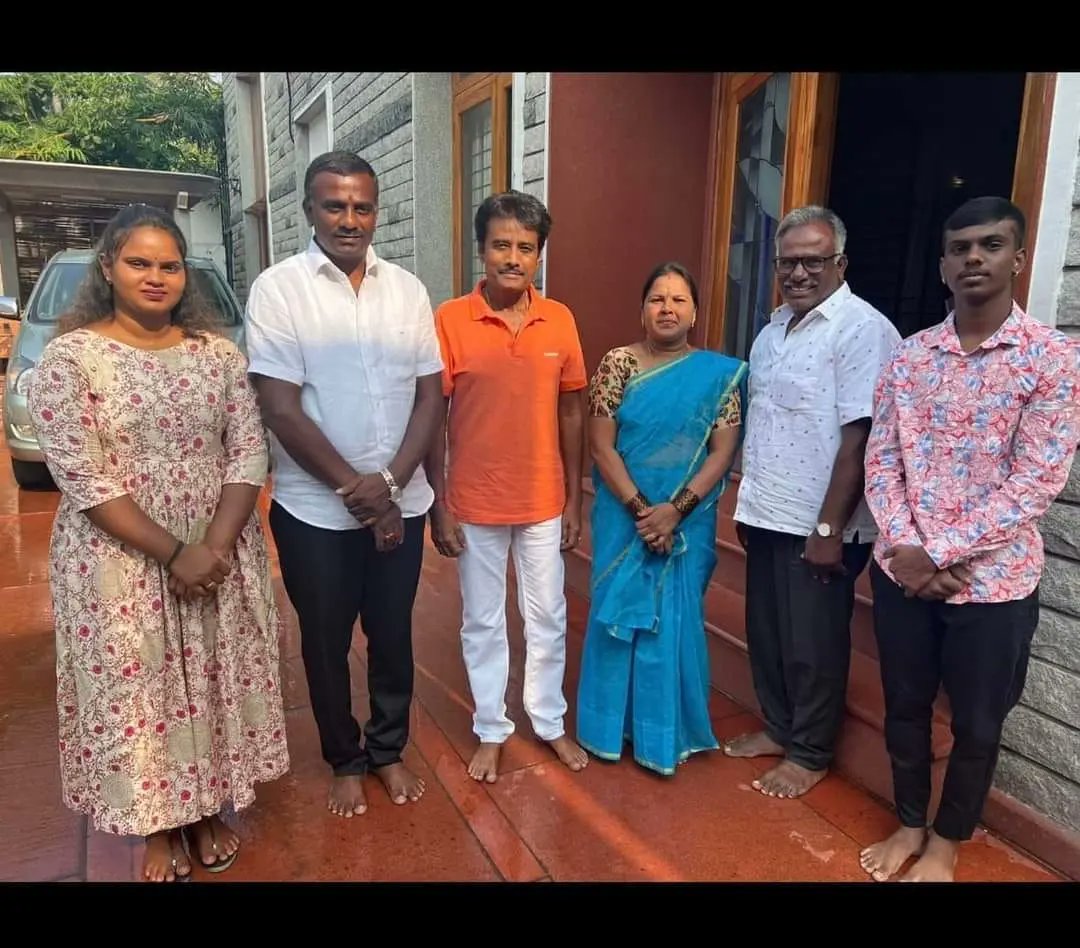 Csrinivas_BJP's tweet photo. ರಾಜ್ಯ ವಿಧಾನಸಭಾ ಚುನಾವಣೆ ನಿಮಿತ್ತ ಆನೇಕಲ್ ವಿಧಾನಸಭಾ ಕ್ಷೇತ್ರದ ಪ್ರಭಾವಿ ನಾಯಕರು ಹಾಗೂ ನಿವೃತ್ತ ಐಎಎಸ್ ಅಧಿಕಾರಿಗಳಾದ ಶ್ರೀ ಶಿವರಾಮ್ ಅಣ್ಣ ಅವರ ನಿವಾಸಕ್ಕೆ ಕುಟುಂಬ ಸಮೇತ ಭೇಟಿ ನೀಡಿ ಚುನಾವಣಾ ಸಿದ್ಧತೆಗಳ ಬಗ್ಗೆ ಚರ್ಚಿಸಿ ಅವರ ಬೆಂಬಲದ ಆಶೀರ್ವಾದ ಪಡೆಯಲಾಯಿತು. https://t.co/RjtpyOMHdh