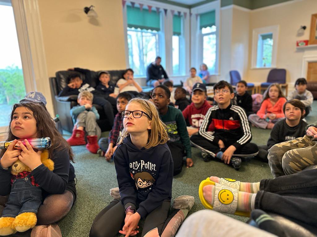 The rain 🌧️ yesterday evening meant we enjoyed a movie night last night 🎬. And after a good night’s sleep, we are getting ourselves ready for breakfast.