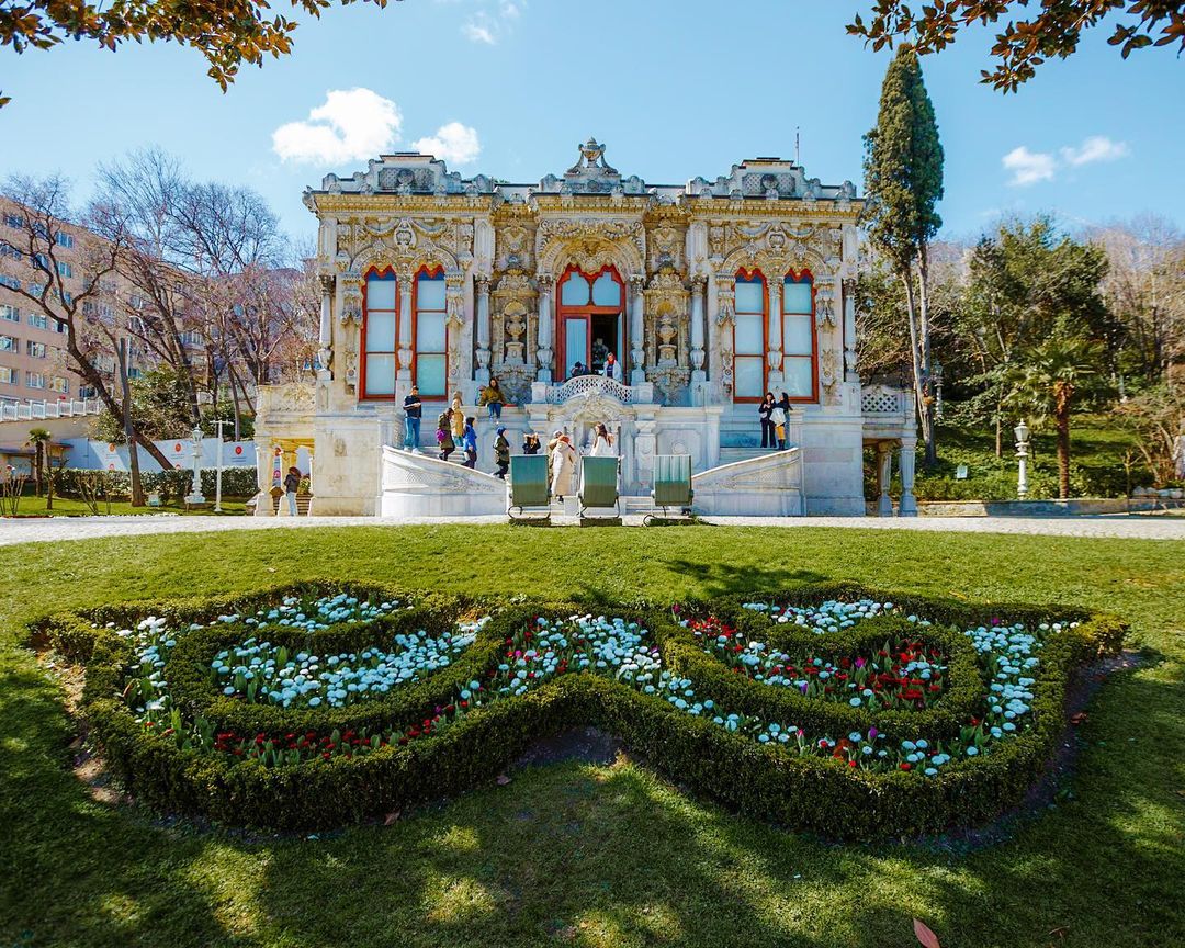 GoTurkiye's tweet photo. From its beautiful gardens to its opulent interiors, the Ihlamur Pavilion is a must-visit destination for anyone visiting #İstanbul.

📸 IG: imdatakgun https://t.co/won6EeoeIq
