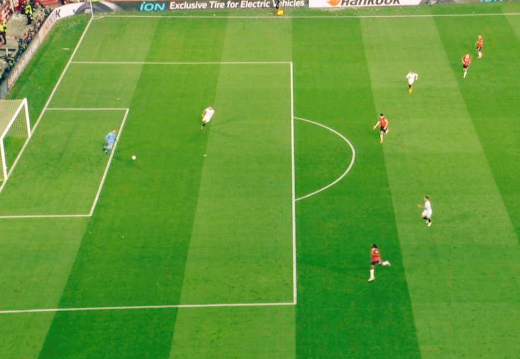 Yes, De Gea isn't great at passing, but this was the correct pass to break through the Sevilla press. All Maguire had to do was turn into 40 yards of space to avoid the trap. Instead, he made an awful pass that was never on. This moment wrecked #MUFC.

#SEVMUN #ThePromisedLand