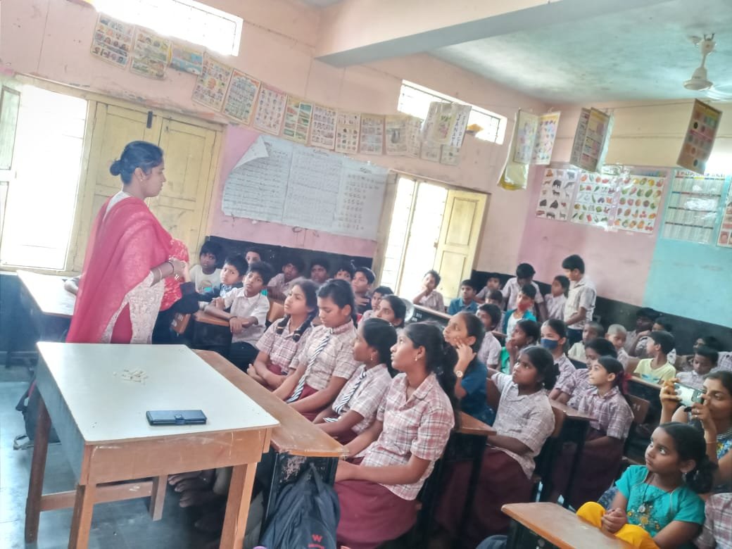 MalkajgiriCop's tweet photo. Today @sheteams_rck of Kushaiguda division conducted an #awareness program about #SheTeams, #CyberCrime, #HumanTrafficking, #GenderSensitisation, #CCTVCameras, #ChildMarriages, #Good_Touch and #Bad_Touch at MPP School, Neredmet of @neredmetps limits. https://t.co/Bay6kQYuNN