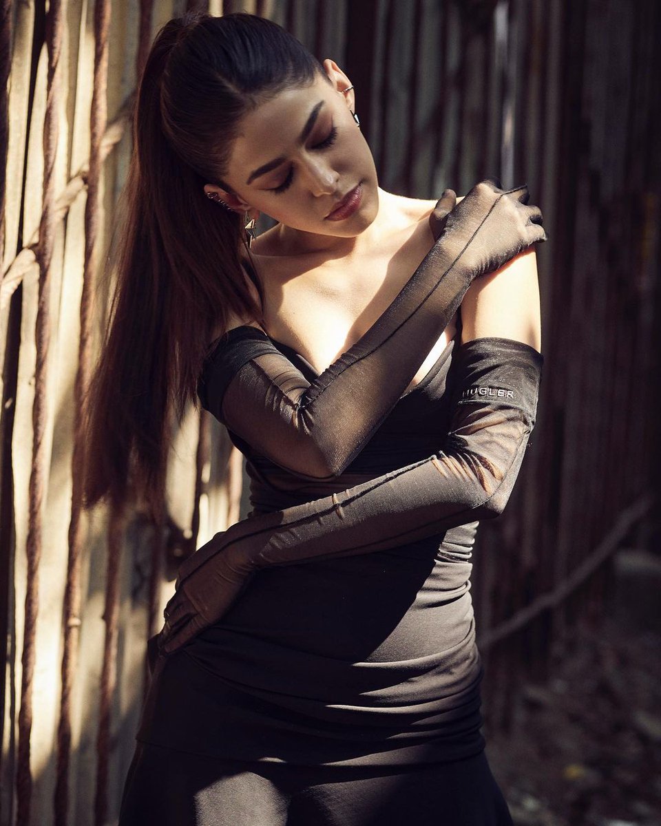 AlayaF___'s tweet photo. The black cat after it crosses your path 🐈‍⬛🤪

Photos by #TrishaSarangSathaye
Outfit and Earrings : @hm x @Mugler
Ear cuffs : #tuulajewellery
Styled by : @MohitRaich with #ShubhiKumar
Assisted by : #MuskanDua
Hair by #SouravRoy
Makeup by #DivyaArthShetty

#MuglerHM https://t.co/RFmz7URWCr