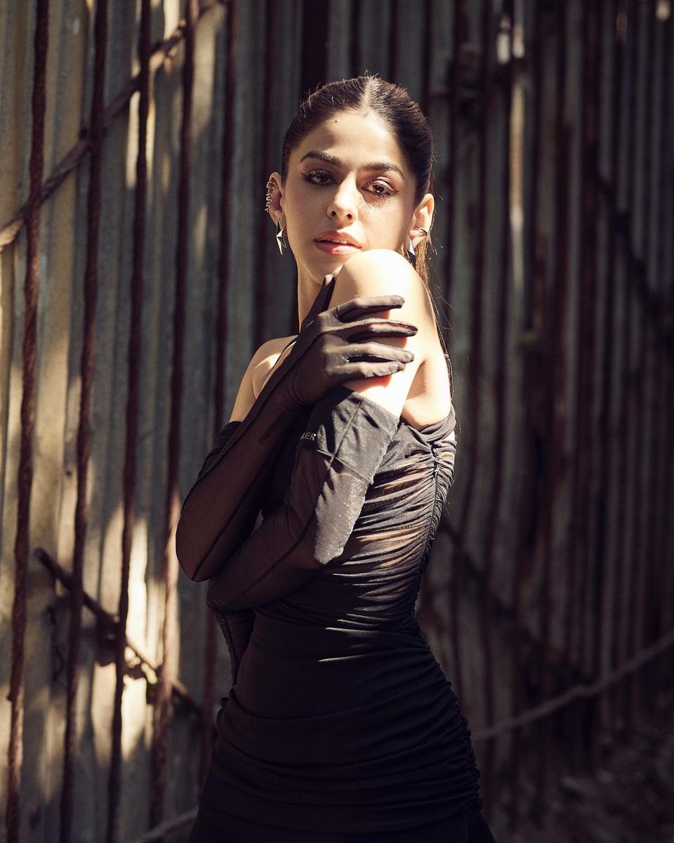 AlayaF___'s tweet photo. The black cat after it crosses your path 🐈‍⬛🤪

Photos by #TrishaSarangSathaye
Outfit and Earrings : @hm x @Mugler
Ear cuffs : #tuulajewellery
Styled by : @MohitRaich with #ShubhiKumar
Assisted by : #MuskanDua
Hair by #SouravRoy
Makeup by #DivyaArthShetty

#MuglerHM https://t.co/RFmz7URWCr