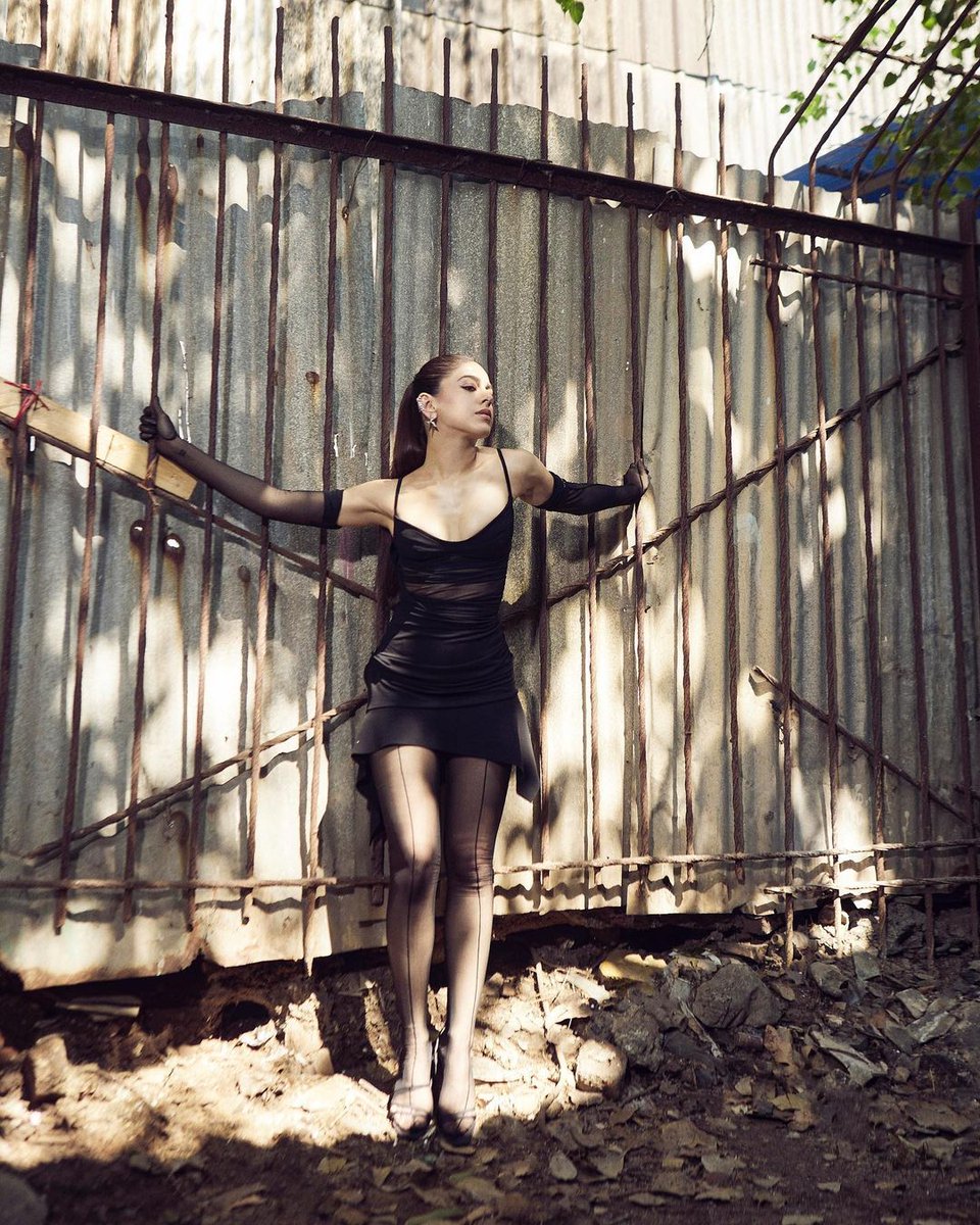 AlayaF___'s tweet photo. The black cat after it crosses your path 🐈‍⬛🤪

Photos by #TrishaSarangSathaye
Outfit and Earrings : @hm x @Mugler
Ear cuffs : #tuulajewellery
Styled by : @MohitRaich with #ShubhiKumar
Assisted by : #MuskanDua
Hair by #SouravRoy
Makeup by #DivyaArthShetty

#MuglerHM https://t.co/RFmz7URWCr