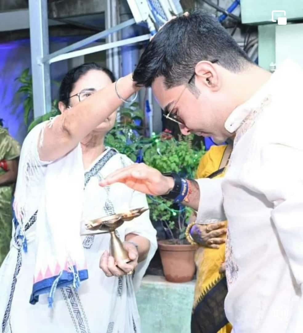 Rahul_AITC's tweet photo. বর্তমানের আশীর্বাদ আগামীকে @MamataOfficial @abhishekaitc #TrinamoolerNaboJowar https://t.co/ooU2MVbO4R