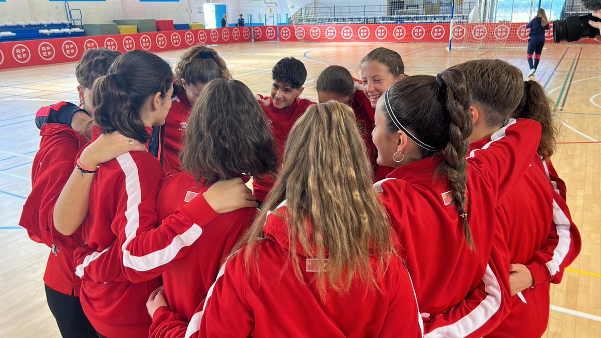 ffrm_se's tweet photo. 🌞 ¡Bueeeeeeeeenos días! ⌛ ¡En una hora nos jugamos el pase a 'semis' del Nacional infantil femenino de fútbol sala en San Pedro!

⏰ 10:30h. | #FFRM 🆚 #CEU | 📽️ https://t.co/YFMRcpskrA

¡#VamosFFRM 💪🫂! https://t.co/cH9BvLTAeJ