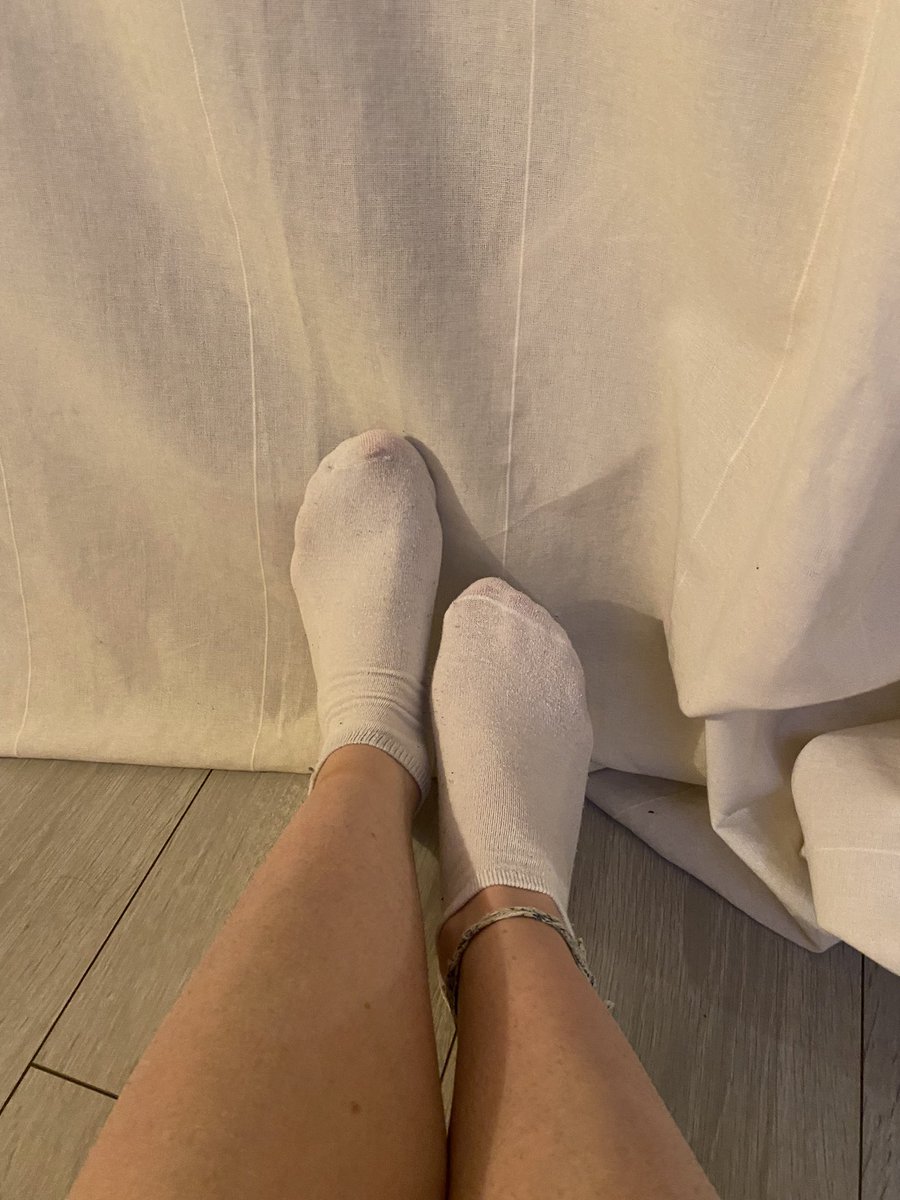 FrenchFeet01's tweet photo. Vous préférez en chaussettes ou pieds nus ? 😇🦶🏼 https://t.co/XHQpShaOoX