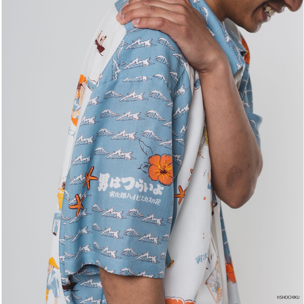 torasan_50th's tweet photo. 【『男はつらいよ』アロハシャツ発売！】

生地の染めから縫製までを職人の手作業により１枚ずつ行ない、「いいあんべぇ」な気分に浸れるアロハシャツをお届けするEanbeから、沖縄を舞台にした第25作『寅次郎ハイビスカスの花』をモチーフとしたコラボアロハが発売。

▼詳細
https://t.co/1ebdFXTzj0 https://t.co/KlpROy68O6