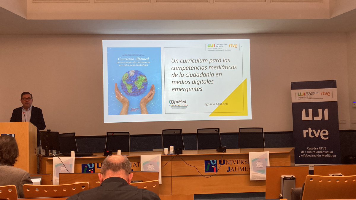 evaherrero's tweet photo. Comienza la Jornada “Impulsar la educación mediática en la era de las pantallas”📱 en la @UJIuniversitat en el marco de la Cátedra @rtve de Cultura audiovisual y alfabetización mediática #alfamed https://t.co/no5qASNZS9