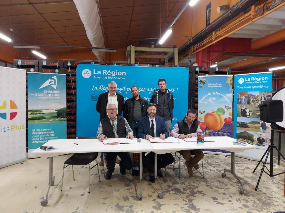 Pannekouckefabr's tweet photo. Le plan de filière #fruits signé. Un soutien de @auvergnerhalpes pour les 5 années à venir afin d’accompagner les projets et démarches de la filière et des acteurs qui la composent. #Chambreagriculture #comitesteategiquefruits #sicoly https://t.co/tNDJCU5jS9