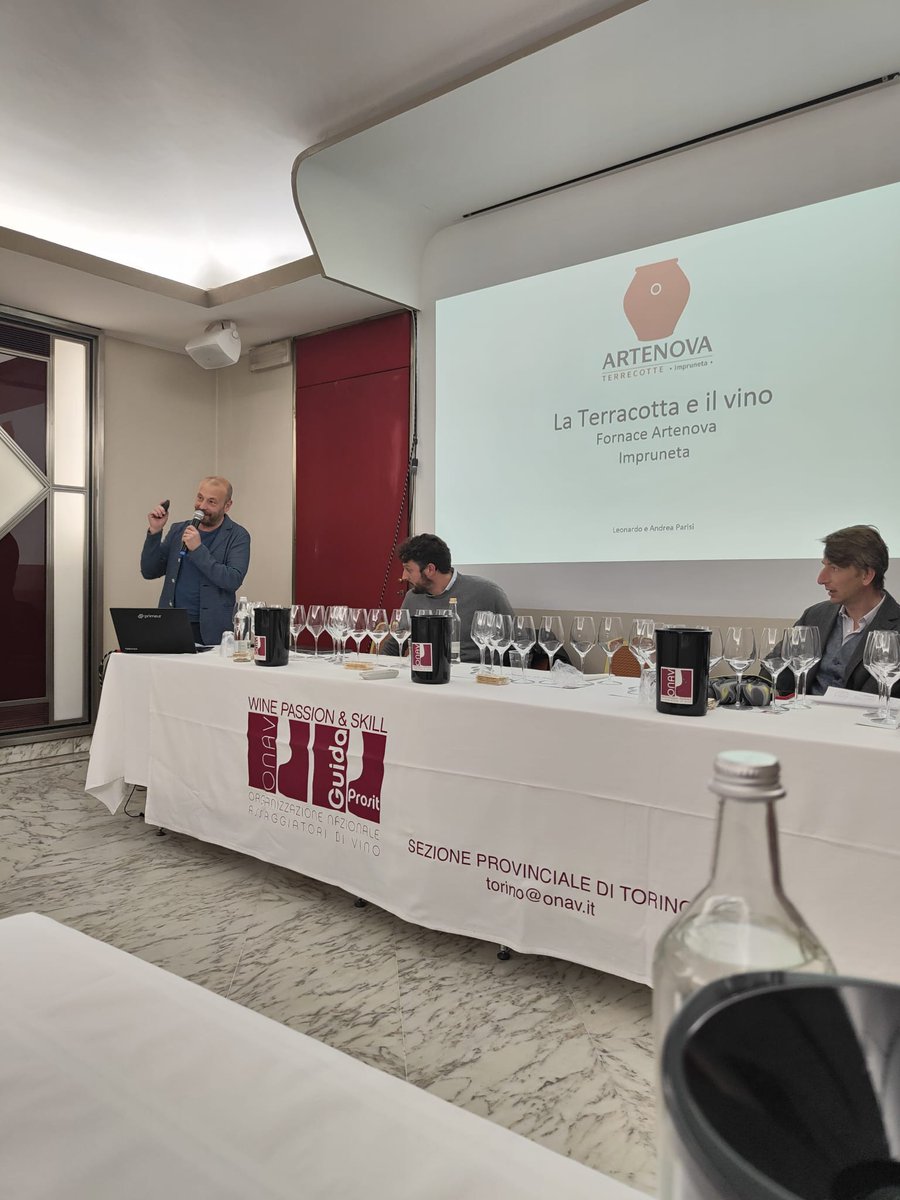ArtenovaInfo's tweet photo. #Artenova presente alla degustazione organizzata da #ONAV Torino e Provincia , l'organizzazione nazionale Assaggiatori Vino. Leonardo Parisi ha parlato delle caratteristiche della vinificazione in #anfora, soffermandosi sulle proprietà della #terracotta d'Impruneta https://t.co/yB3kE8O7A7
