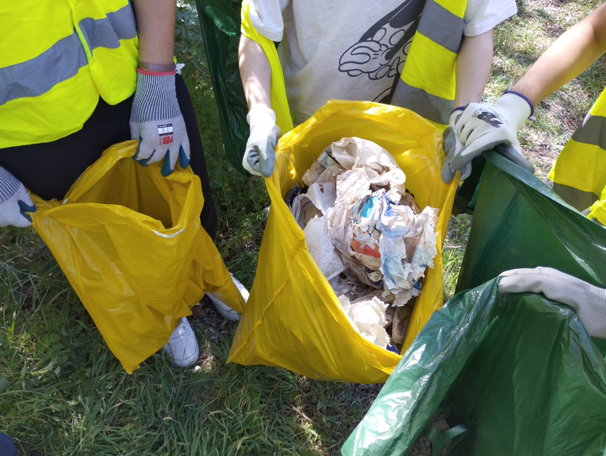 fundacionO2's tweet photo. #Quintanadueñas
hace unos días estuvimos en el río Ubierna recogiendo residuos con alumnos del @CEIPQuintanadue y realmente fue una autentica barbaridad, pero una grandisima labor y sensibilización
Gracias voluntarios!
#microplasticosMACROBASURA #CSIrios @mitecogob @empleojcyl https://t.co/i51UjP4mjB