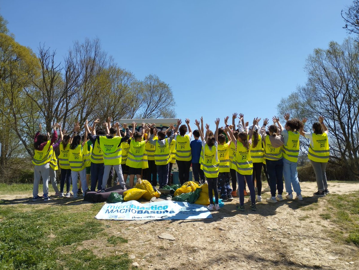 fundacionO2's tweet photo. #Quintanadueñas
hace unos días estuvimos en el río Ubierna recogiendo residuos con alumnos del @CEIPQuintanadue y realmente fue una autentica barbaridad, pero una grandisima labor y sensibilización
Gracias voluntarios!
#microplasticosMACROBASURA #CSIrios @mitecogob @empleojcyl https://t.co/i51UjP4mjB