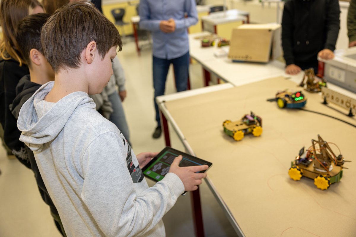 ThomasLeitgeb's tweet photo. Gestern war ein historischer Tag für uns!
📷Gemeinsam mit dem Land Burgenland und Frau Landesrätin Daniela Winkler präsentierte die PH Burgenland voller Stolz eine burgenländische Innovation - die #Robobox. https://t.co/hphiSJ9FJD