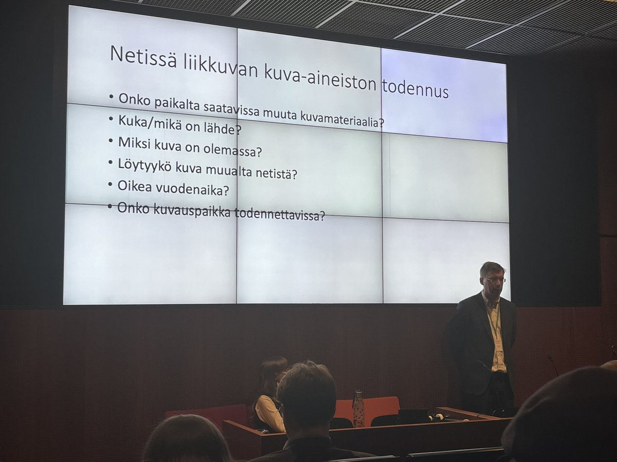 Tänään ja huomenna tutkivan journalismin konferenssissa Sanoma-talossa. Supon erikoistutkija Veli-Pekka Kivimäki kertoo netissä liikkuvan kuva-aineiston todennuksesta. #journalismi #intelligence