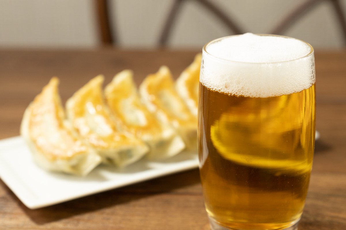 HAOCHAOZ_GYOZA's tweet photo. ＼  #金曜日は餃子の日 ／

本日もハオチャオズは焼きたて餃子を沢山ご用意してみなさまのご来店をお待ちしております🥟

肉汁がジュワッとにじみ出る満足感のある餃子をお供に、金曜日の晩酌を…🤤🍻

▼オンラインショップもやってますよ！
https://t.co/xOPVrbFWyo https://t.co/XrYfSh1Xt8