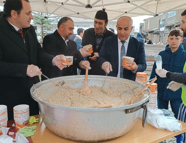 vanlinihathoca's tweet photo. Van Çaldıran'da Bayram Namazı sonrası #helise ikramı geleneği devam ettirildi.. https://t.co/XbOrokLZV4