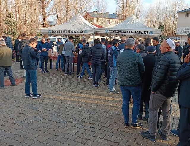 vanlinihathoca's tweet photo. Van Çaldıran'da Bayram Namazı sonrası #helise ikramı geleneği devam ettirildi.. https://t.co/XbOrokLZV4