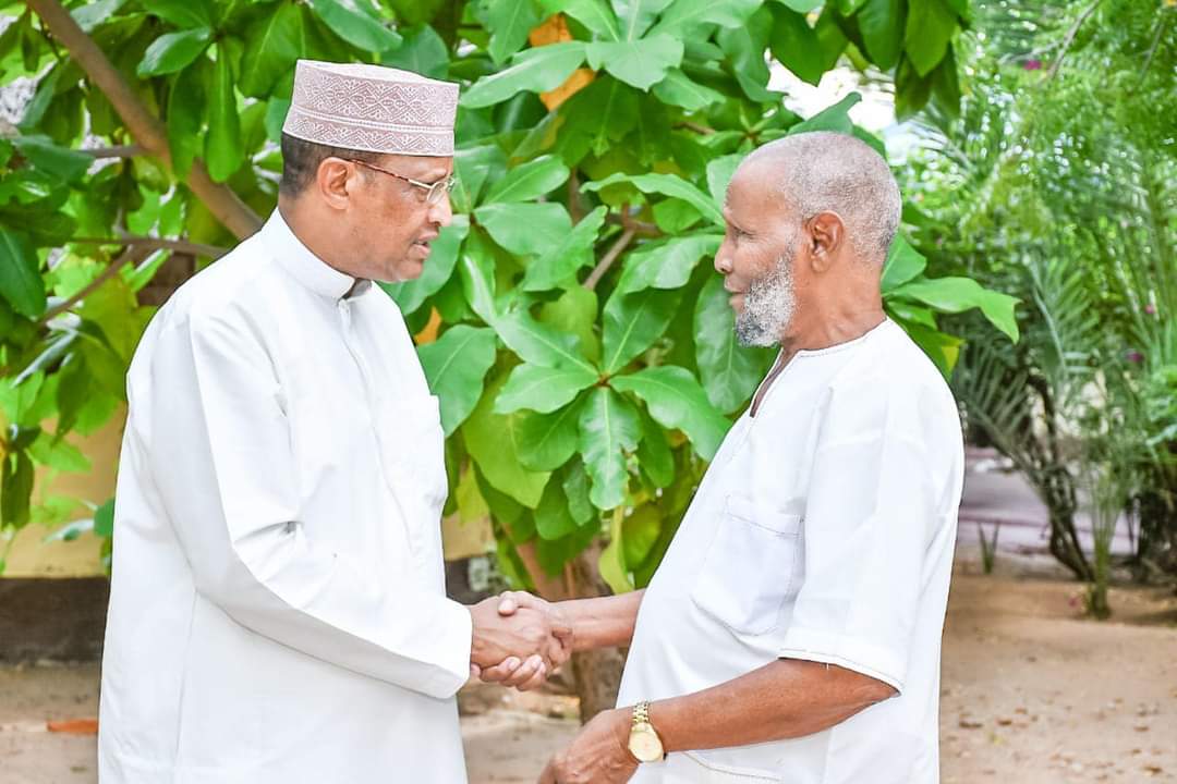 Nathif_J_Adam's tweet photo. After spending my Eid prayers with children (mainly orphans) at the Young Muslim Academy Mosque (@yma_ke), I made a courtesy call to my neighbour & an elder of Garissa County Sultan Deghow Muhumed Sambul at his residence.

One of the customs of Eid is to visit relatives, neighbours and friends. I encourage us all to continue to do so on this blessed day.

Eid Mubarak to you all.