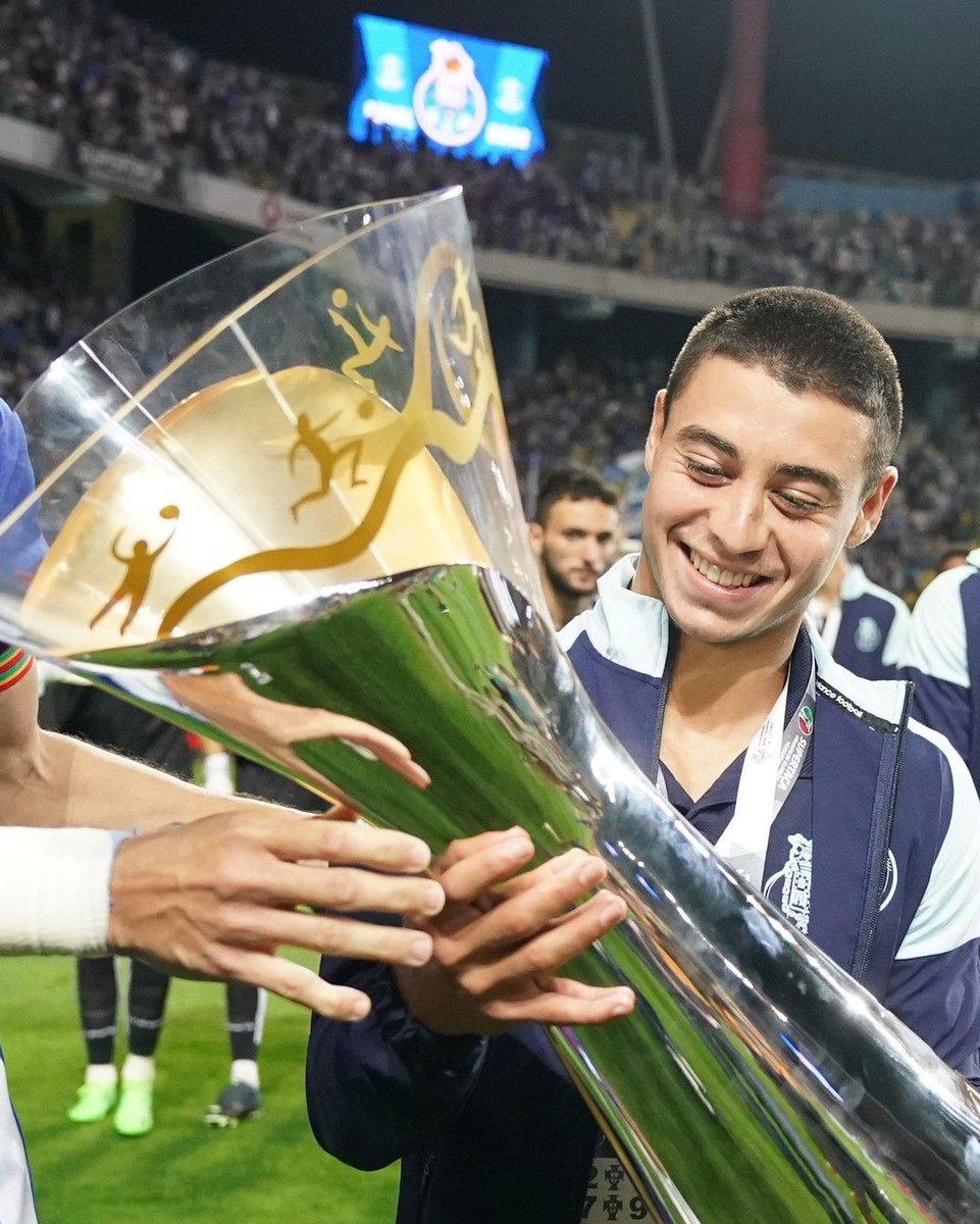 🚨 [Record] Vasco Sousa tem proposta para renovar com o #FCPorto e aumentar a cláusula de rescisão que, neste momento, está fixada nos 20 milhões de euros.