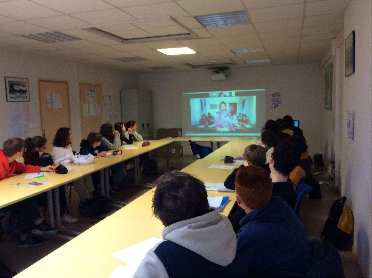 ClgEuropeBdp's tweet photo. Visio avec de jeunes bangladais, ds le cadre d’un projet sur le changement climatique et ses impacts, lancé par l’ONG Friendship.Dialoguer avec des jeunes qui habitent à 8000 km permet de comprendre que nos actions peuvent avoir un impact mm dans les rég° reculées du Bangladesh https://t.co/cS0DMbKEB2