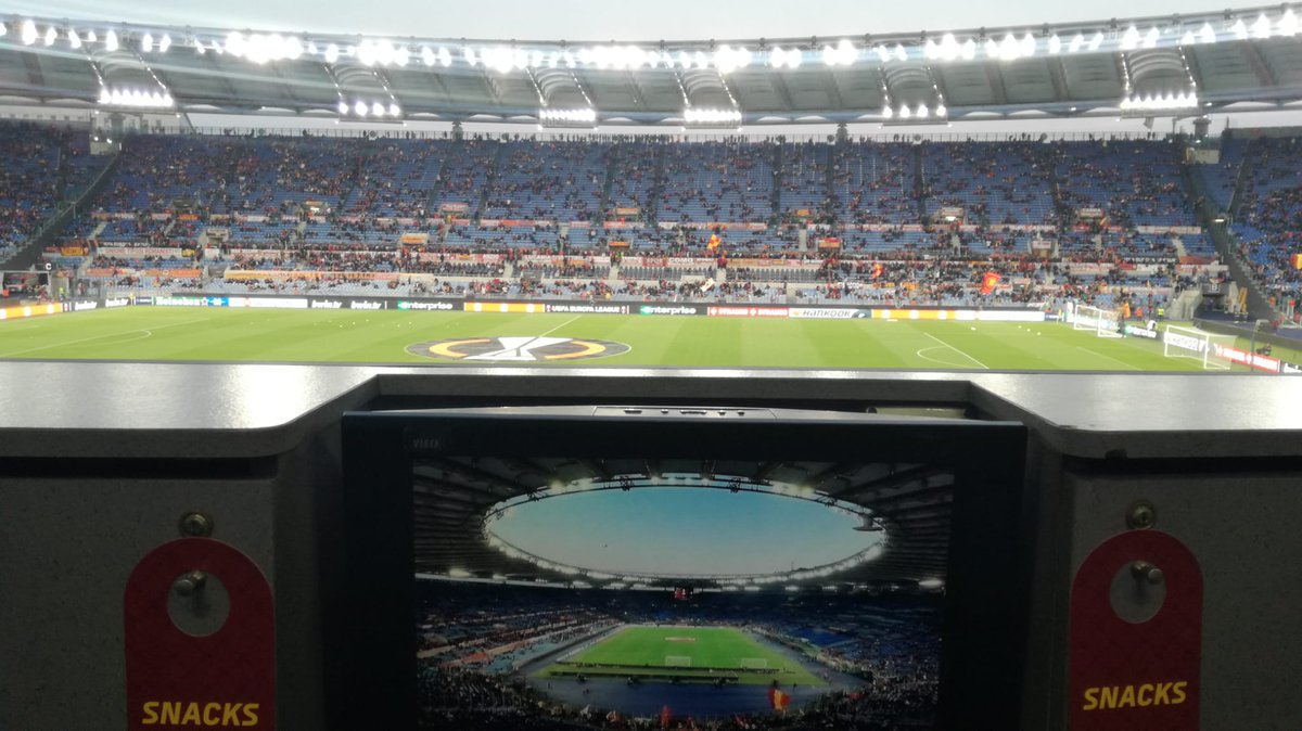 bmartina91's tweet photo. LA ROMA SI E IL FEYE NO

Una notte magica in uno stadio da brividi. GRAZIE ROMA e GRAZIE @SociosItalia per aver fatto vivere a me e mio padre un'esperienza unica, da ricordare.

#RomaFeyenoord
#bemorethanafan https://t.co/1BTvaWrY0P