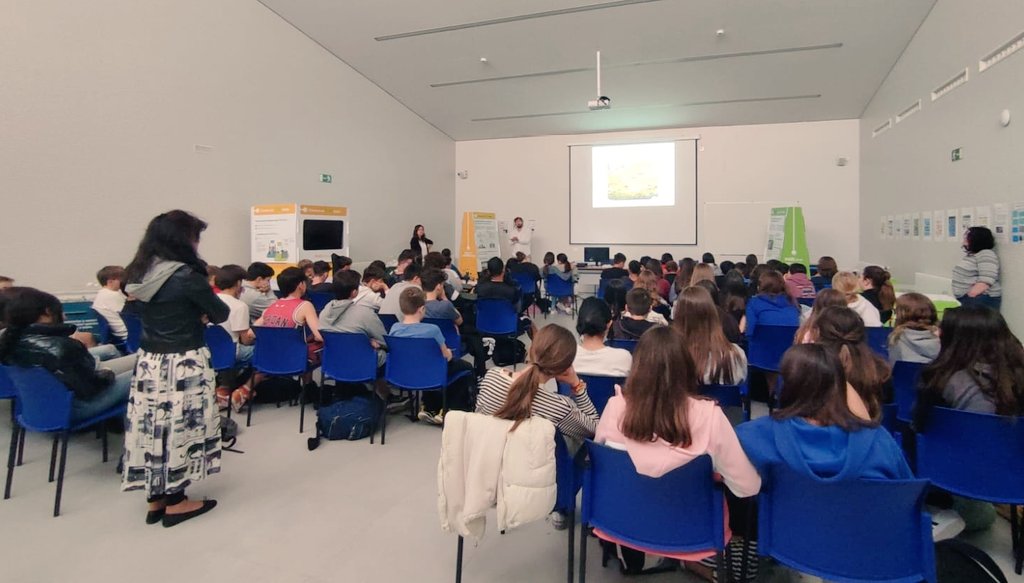 ARGOSZARAGOZA's tweet photo. Ayer ARGOS con @TopoKurzweil haciendo hincapié en una de las misiones del Horizonte Europa “G9MISSIONS” - Ciudades inteligentes
Actúa por el cambio, mejora tu barrio ¡Mapea con nosotros! 

80 alumnos del 1o de la E.S.O. en el IES Villanueva de Gállego @ies_villanueva @OTRI_Unizar https://t.co/kcT98BOS5l
