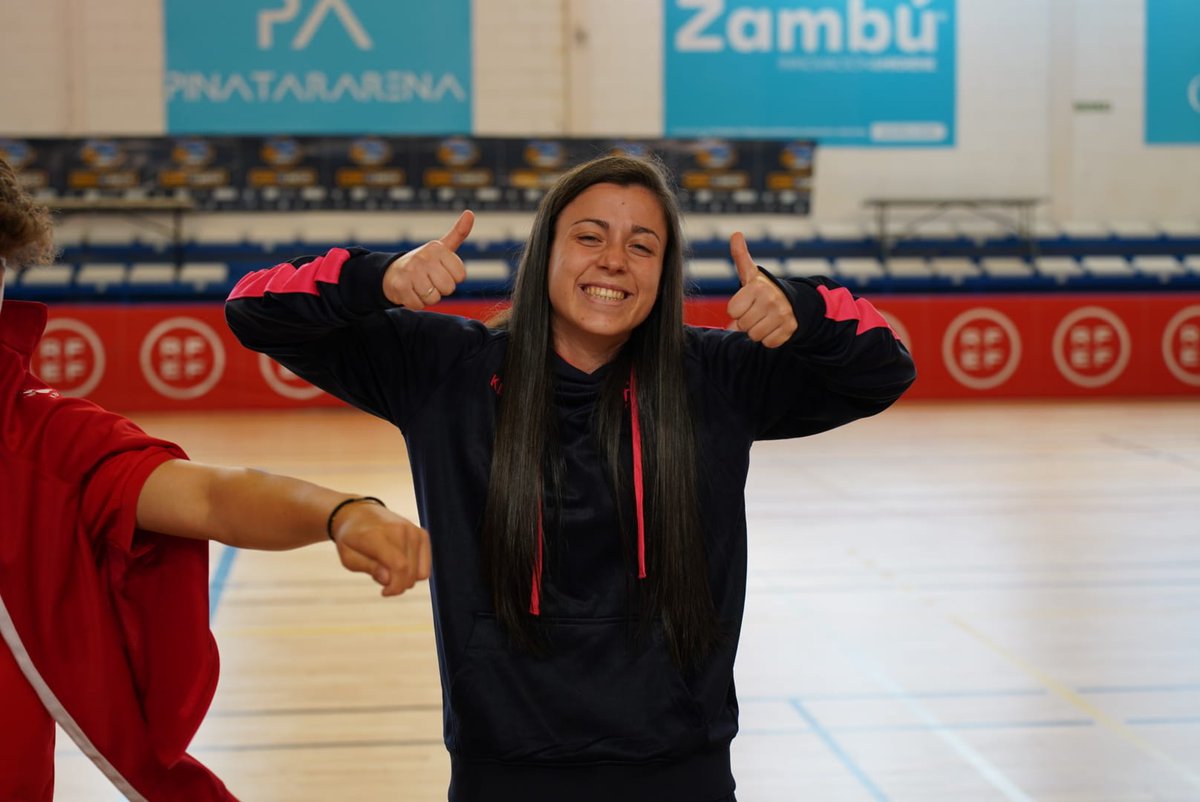 ffrm_se's tweet photo. 👍😀 Es nuestra filosofía: ¡AFRONTAR LA VIDA CON UNA SONRISA Y BUEN ROLLO 😁!

👉 ¡A por el último duelo de la fase de grupos! ¡Vaaaaaaamos, chicas! ¡Con todo 🫂!

📽️ https://t.co/YFMRcpskrA / #VamosFFRM 💪 https://t.co/PyX1eTkhb4