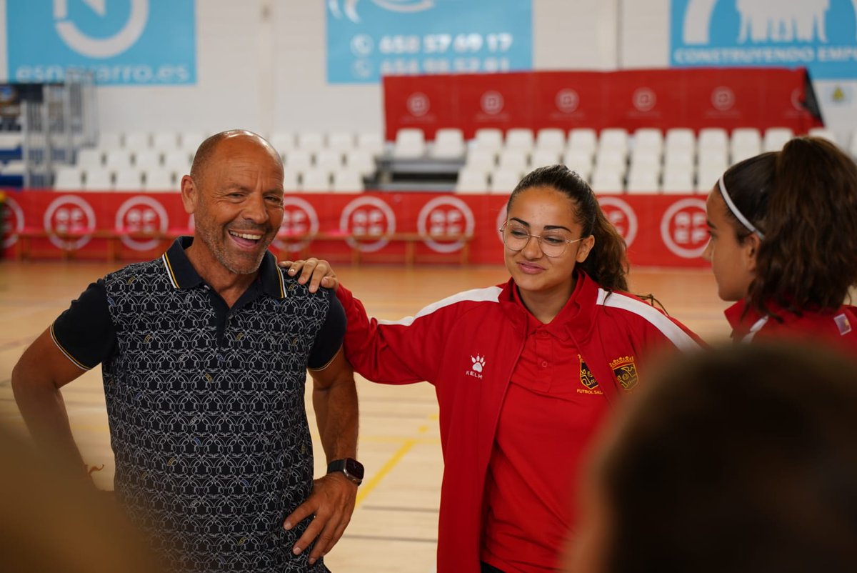 ffrm_se's tweet photo. 👍😀 Es nuestra filosofía: ¡AFRONTAR LA VIDA CON UNA SONRISA Y BUEN ROLLO 😁!

👉 ¡A por el último duelo de la fase de grupos! ¡Vaaaaaaamos, chicas! ¡Con todo 🫂!

📽️ https://t.co/YFMRcpskrA / #VamosFFRM 💪 https://t.co/PyX1eTkhb4