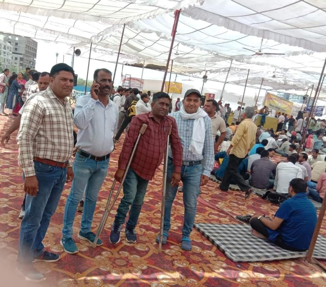 Devendr28456614's tweet photo. मंत्रालयिक कर्मचारी 17 अप्रैल से महापड़ाव पर ।
माननीय जननायक मुख्यमंत्री श्री @ashokgehlot51 जी हमारी मांगो पर जल्द संज्ञान ले।
#मंत्रालयिक_कर्मचारी_महापड़ाव_17_अप्रैल
@1stIndiaNews 
@zeerajasthan_ 
@RajCMO 
@Rajnichoudhary_ 
@SarkariBaabu 
@GovindDotasra
@PSKhachariyawas https://t.co/ZfmnUcUe4f