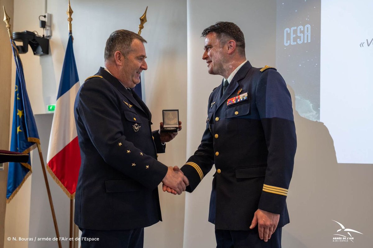 Ecoledelair's tweet image. Félicitations au capitaine Grégory qui remporte l'édition 2023 du #prix Clément #Ader, venant récompenser plusieurs années de travail et de recherche sur le sujet suivant : “Vers une #gestion experte des tâches simultanées en #aéronautique #militaire”.