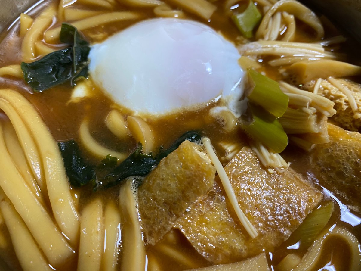 お昼ごはんは味噌煮込みうどん😋 1個だけ余っていたので食べたけど… 熱いし暑い🤣