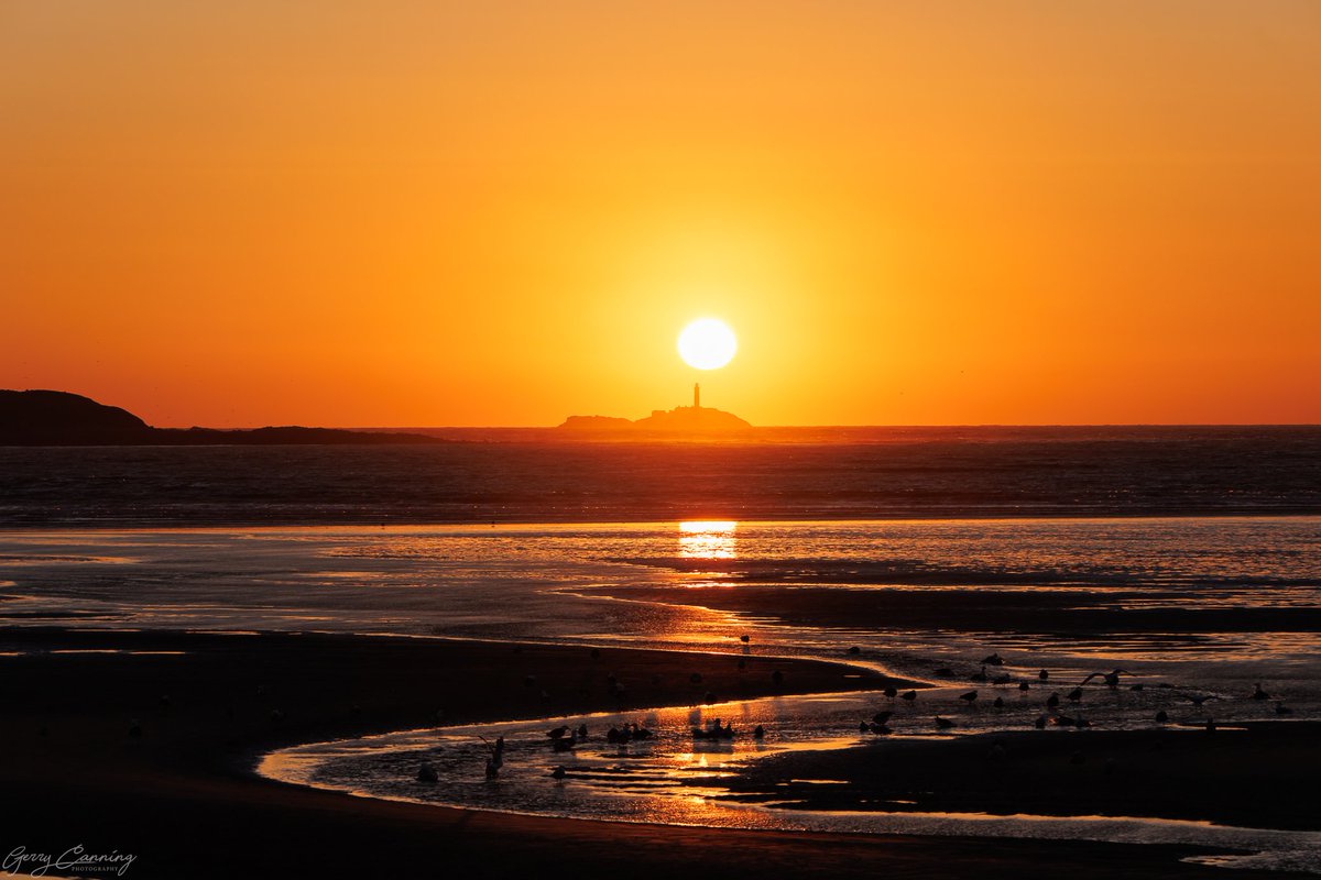 gerryjc's tweet photo. Bathtime for the birdies at sunrise yesterday.

#skerries #rockabill #sunrise #bestirelandpics #thefullirish #addictedtoireland #enjoyireland #realireland #icu_ireland #raw_ireland #raw_beaches #irelandseastcoast #unlimitedireland #sunrisephotography #colourfulsky #lovindublin https://t.co/ZTpXpdxZqu