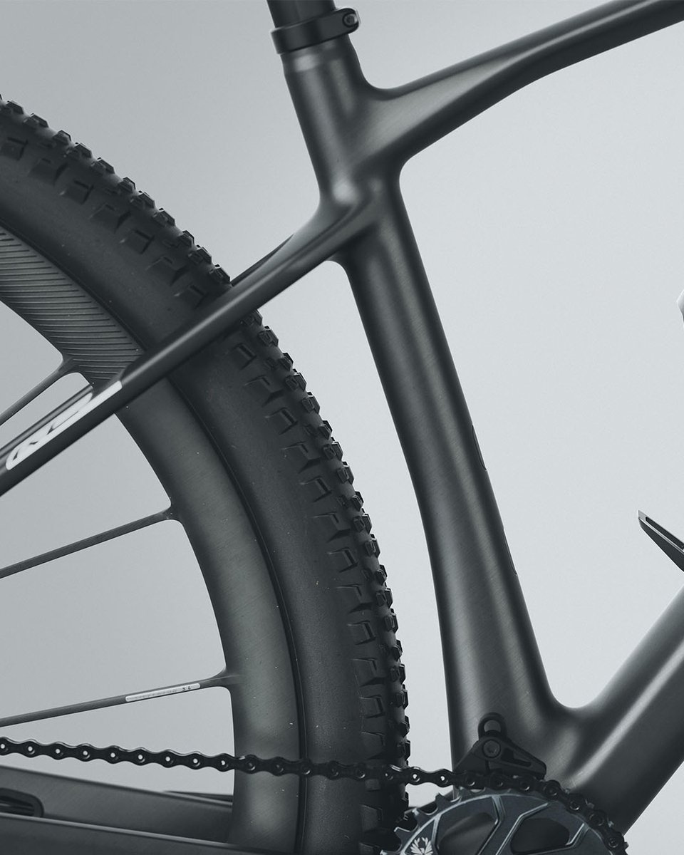 ScottSpain's tweet photo. Construcción monocasco, inserciones de portabidón de polímero, una construcción de puntera hueca y un montaje de freno simplificado son sólo algunas de las cosas que puedes encontrar en la nueva Scale RC.
#SCOTTbikes #SCOTTscaleRC #mtb https://t.co/AX1VbLtRvL