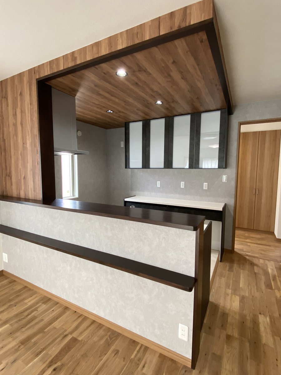 今日は明日お引渡しのお家におじゃましました👏🏻 ̖́-

キッチンの感じはとてもオシャレ🤩

新居完成おめでとうございます🎉

↓写真より実物はすごくオシャレで！素敵なお家でした💫💫

#オシャレなキッチン
#杉森建設 
#地元の工務店 
#工務店だからできること  
#富士市