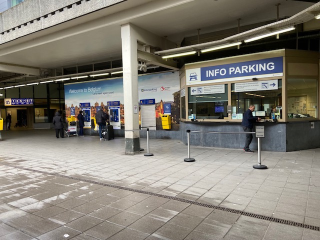 Wat zijn de #parkeerkosten op vliegvelden in Nederland, België en Duitsland? Wij vergeleken de prijzen van de goedkoopste officiële parkeermogelijkheden in het nieuwe Lenterapport 2023 'Parkeren op het vliegveld' Bekijk de resultaten van het onderzoek via vliegveldinfo.nl/parkeren/lente…