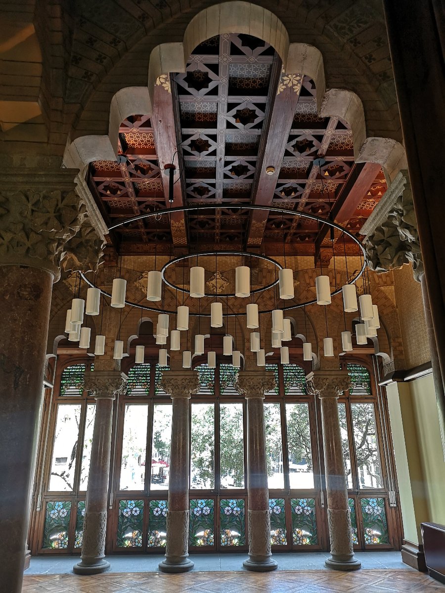 RutaModernisme's tweet photo. Saps on és aquest interior d’aires tan exòtics? Un espai amb quatre columnes de marbre amb capitell florals, arcs d’estil àrab i enteixinat de fusta policromat. És un dels salons del Palau del Baró de Quadras (1902-1906), obra de Josep Puig i Cadafalch. 

📍Av. Diagonal, 373 https://t.co/Jb9hSy3mQV